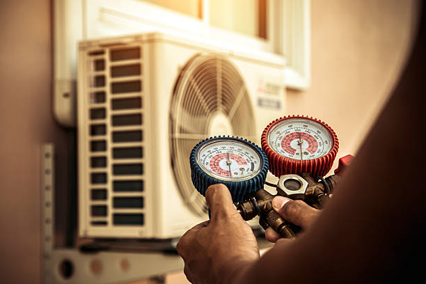 Professional Hvac technician working in Lakewood, IL